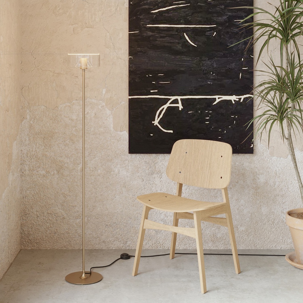 Lampada da terra MAG-Y con base tonda e lampadina Ghost tras 1